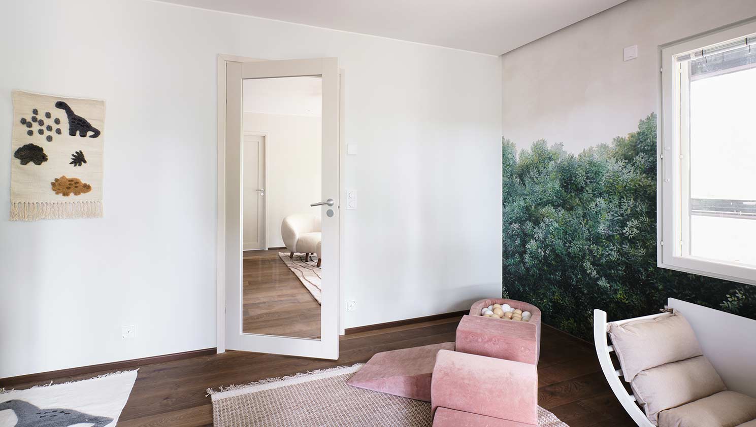 Swedoor durvis ar slēptajām eņģēm pilnveido dabas iedvesmotu mājokli Lovīsas (Loviisa) dzīvojamo māju izstādē 