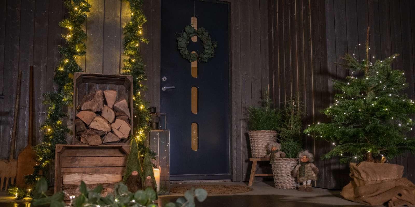 Dizainera ieteikumi, kā piešķirt Ziemassvētku noskaņu ieejas durvīm